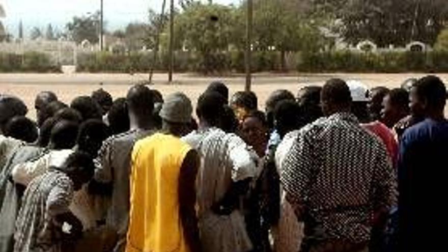Senegal frena las repatriaciones por los incidentes del primer vuelo