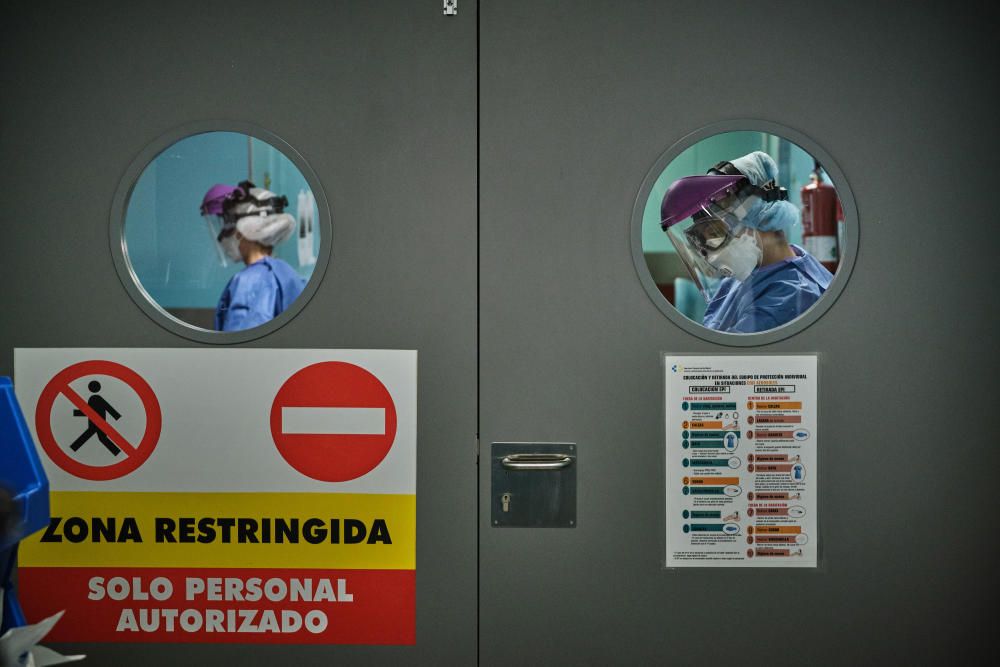 Reportaje sobre la situación en el hospital durante el Covid-19 La Candelaria Mascarillas coronavirus sanitarios test UCI UVI  | 24/04/2020 | Fotógrafo: Andrés Gutiérrez Taberne