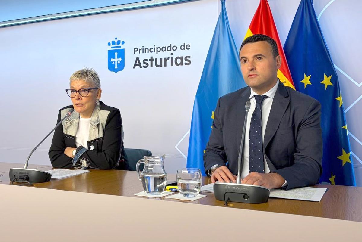 Conchita Saavedra, consejera de Salud, y Guillermo Martínez, consejero de Hacienda y portavoz del Gobierno.