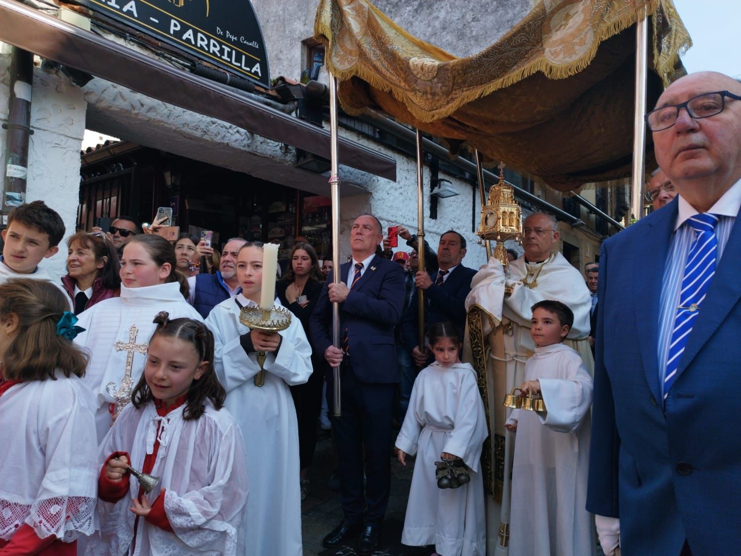 Emocionante procesión del Santo Encuentro en Llanes