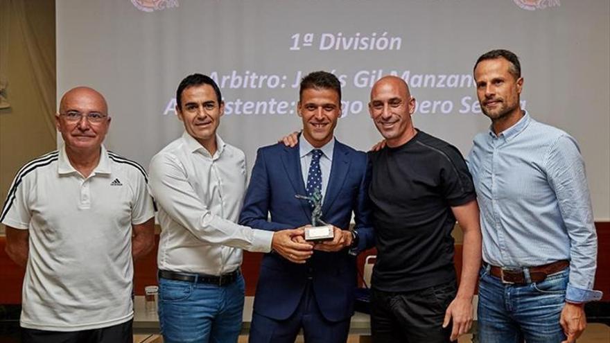 Luis Rubiales entrega el trofeo a Gil Manzano