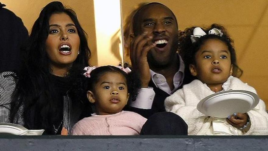 Kobe Bryant, junto a su esposa Vanessa y sus hijas Natalia y Gianna en una imagen de archivo.