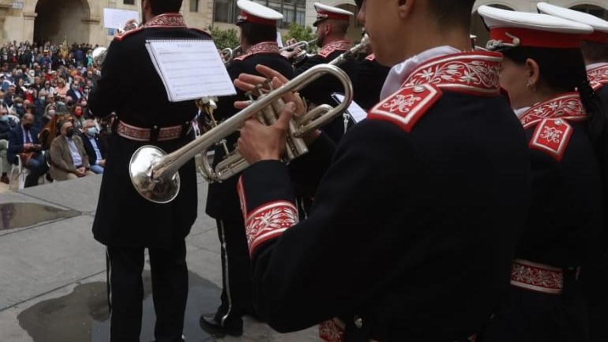 Certamen nacional de bandas de música de Semana Santa en la plaza del Ayuntamiento de Alicante