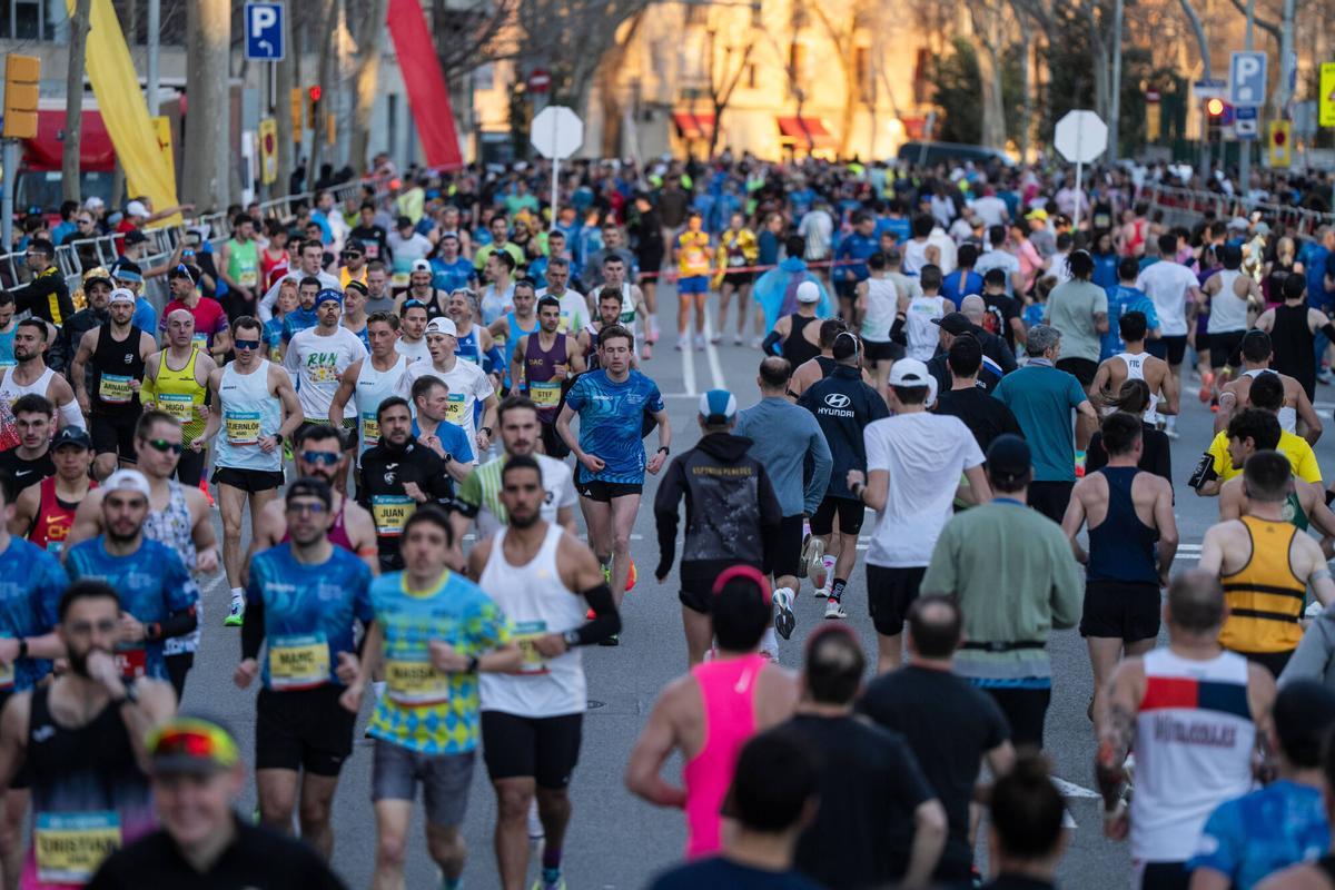 El Passeig de Picasso, con los corredores calentando antes del comienzo.