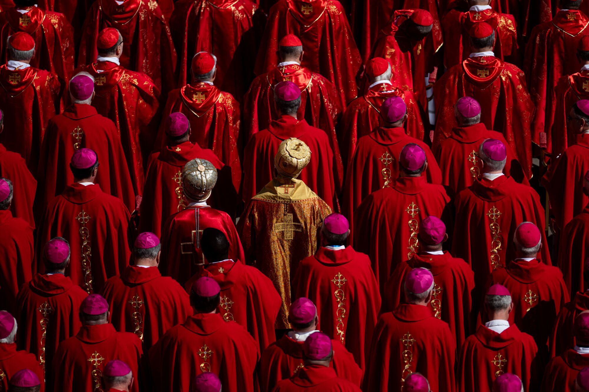 Religiosos durante el funeral del Papa, en la plaza de San Pedro, a 26 de abril de 2025, en Ciudad del Vaticano. El Papa Francisco I, fallecido el 21 de abril a los 88 años, ha sido velado por unas 250.000 personas en la Basílica de San Pedro durante 3 días y hoy se celebra la misa funeral. Posteriormente, se efectúa el recorrido que acompaña al féretro hasta la Basílica de Santa María la Mayor, donde será enterrado el Pontífice. 26 ABRIL 2025;FUNERAL;MISA;EXEQUIAL;ENTIERRO;PAPA;PONTÍFICE;MUERTE;FRANCISCO Lorena Sopêna / Europa Press 26/04/2025. Lorena Sopêna;category_code_new;