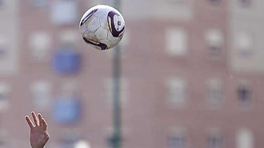 Chamorro y Jaime disputan un balón aéreo en el Covadonga-Oviedo B.