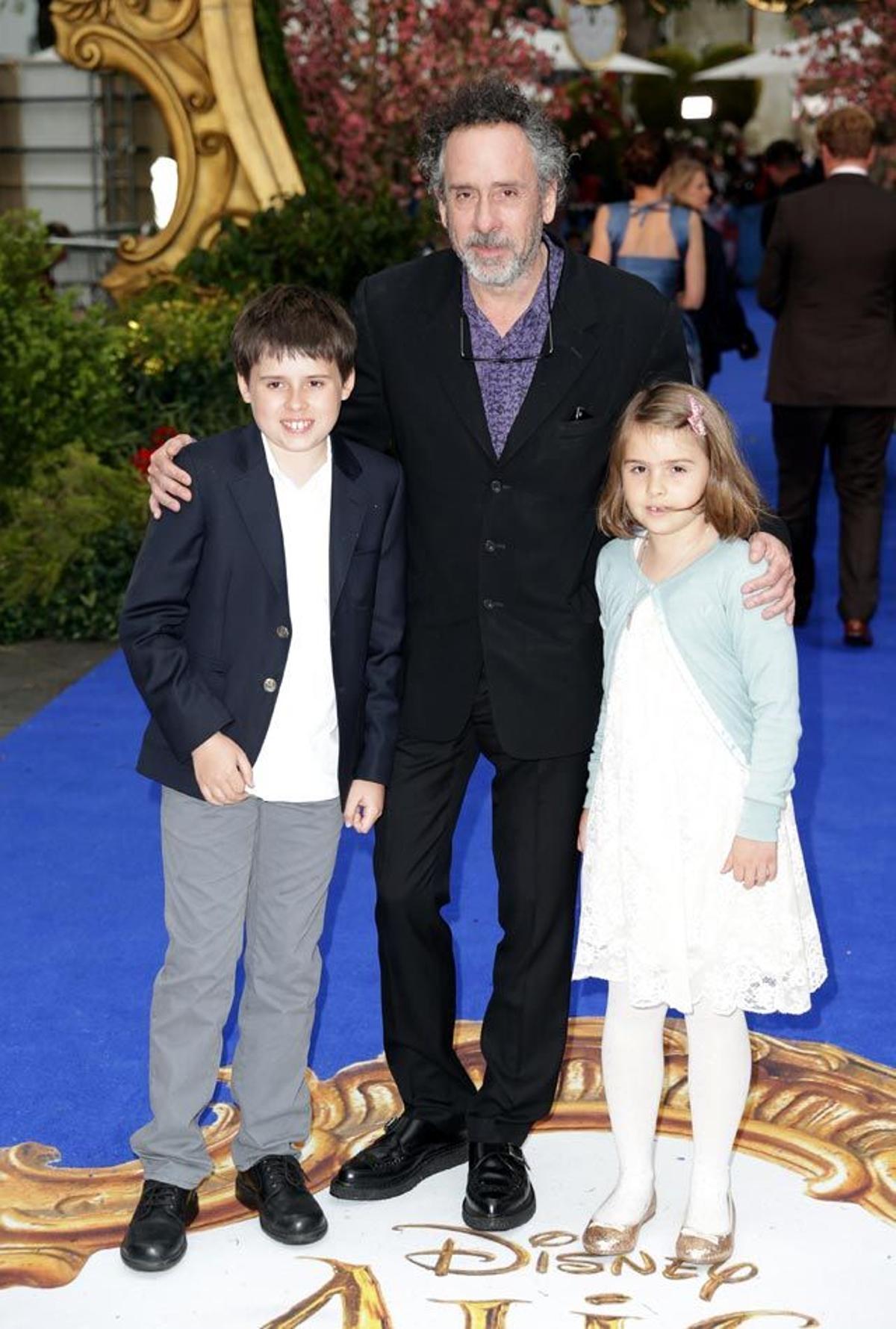 Tim Burton y sus hijos Billy y Nell, en la première europea de Alicia, a través del espejo.