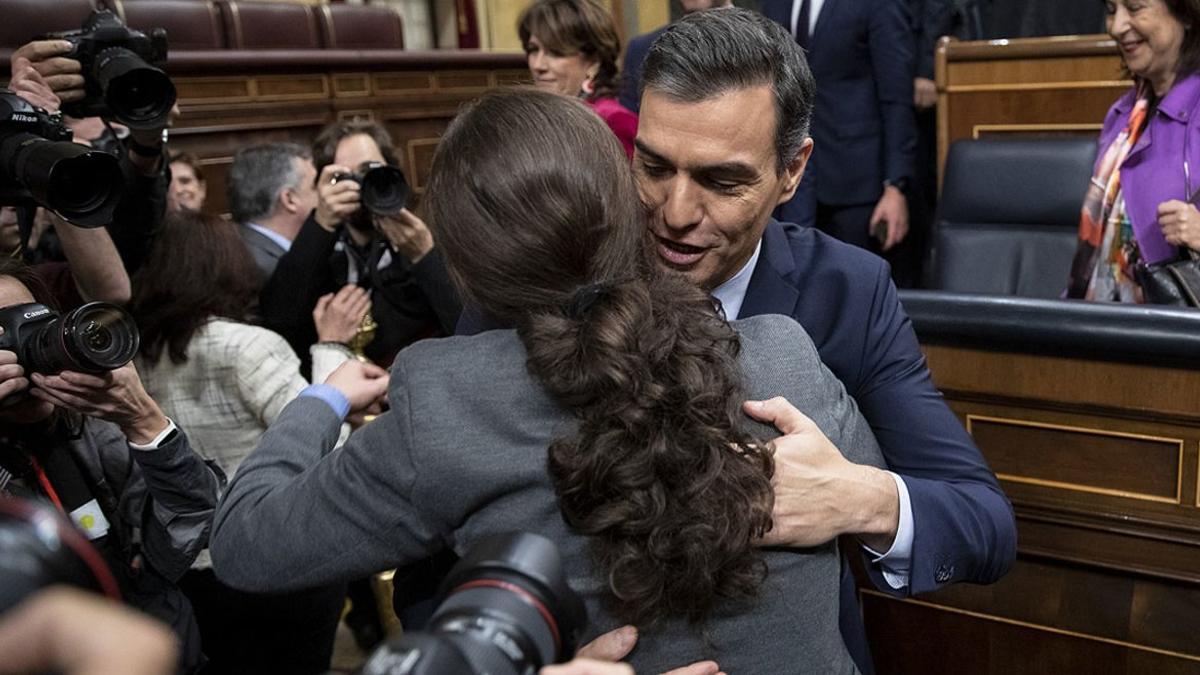 Pablo Iglesias felicita a Pedro Sánchez tras lograr el apoyo del Congreso para ser presidente del Gobierno, el martes 7 de enero