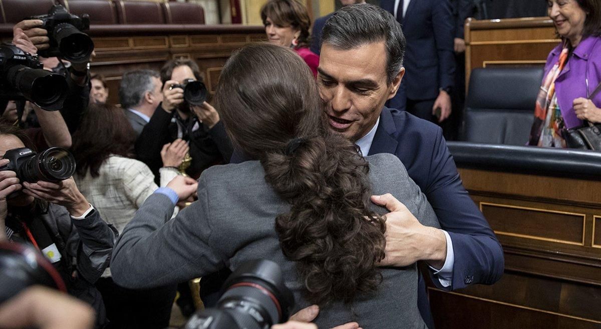 Pablo Iglesias felicita a Pedro Sánchez tras lograr el apoyo del Congreso para ser presidente del Gobierno, el 7 de enero de 2020.