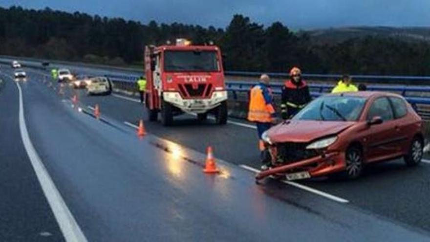 Servicios del GES, Protección Civil y ambulancias atienden a uno de los implicados en el accidente.