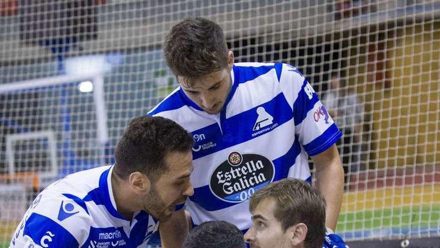 Los jugadores del Liceo celebran un gol esta temporada.