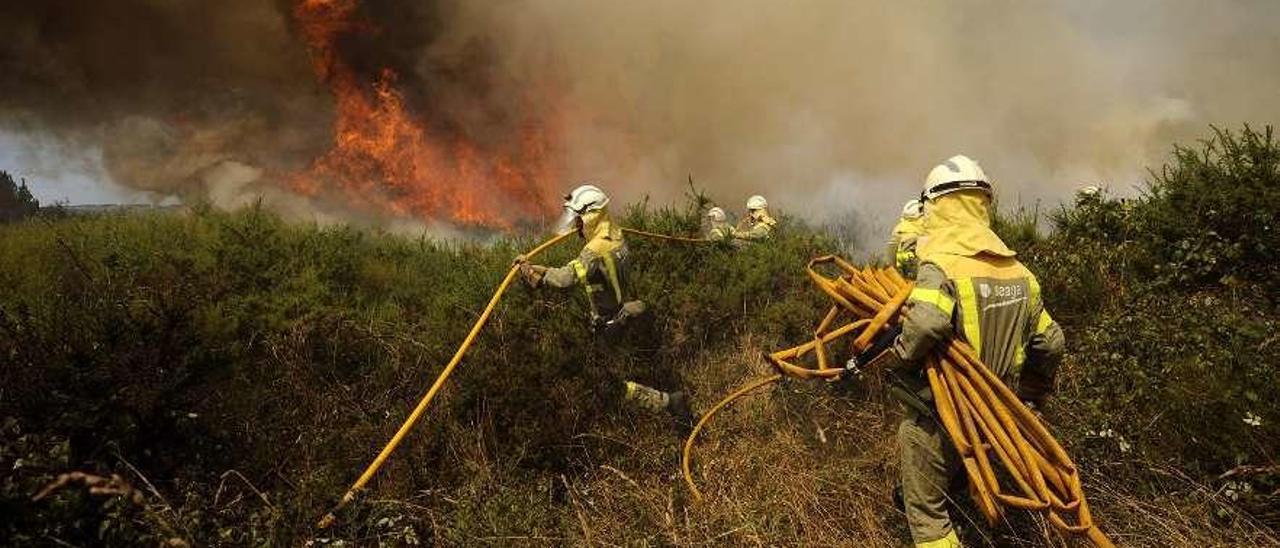 Bomberos forestales en un fuego en montes de Carboentes y Riobó el pasado agosto. // Bernabé/Javier Lalín