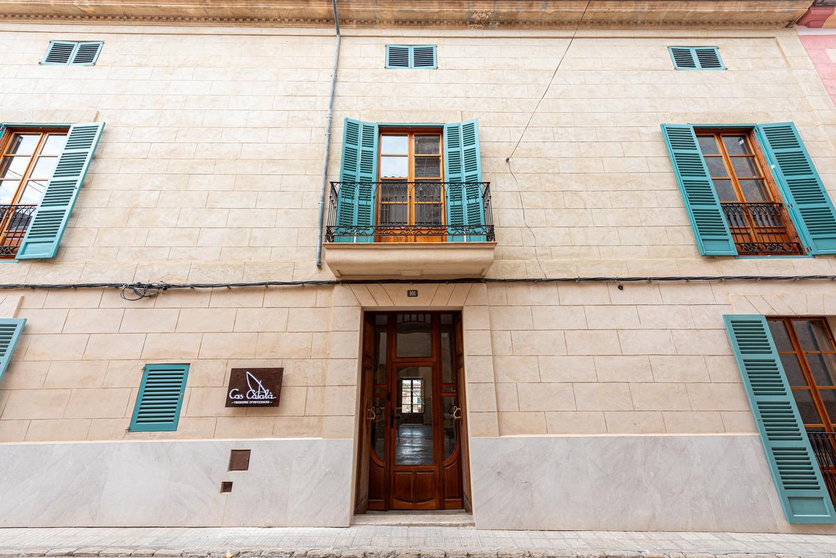 En el hotel Cas Català se han preservado los elementos de su singular arquitectura combinado con el confort dle siglo XXI.