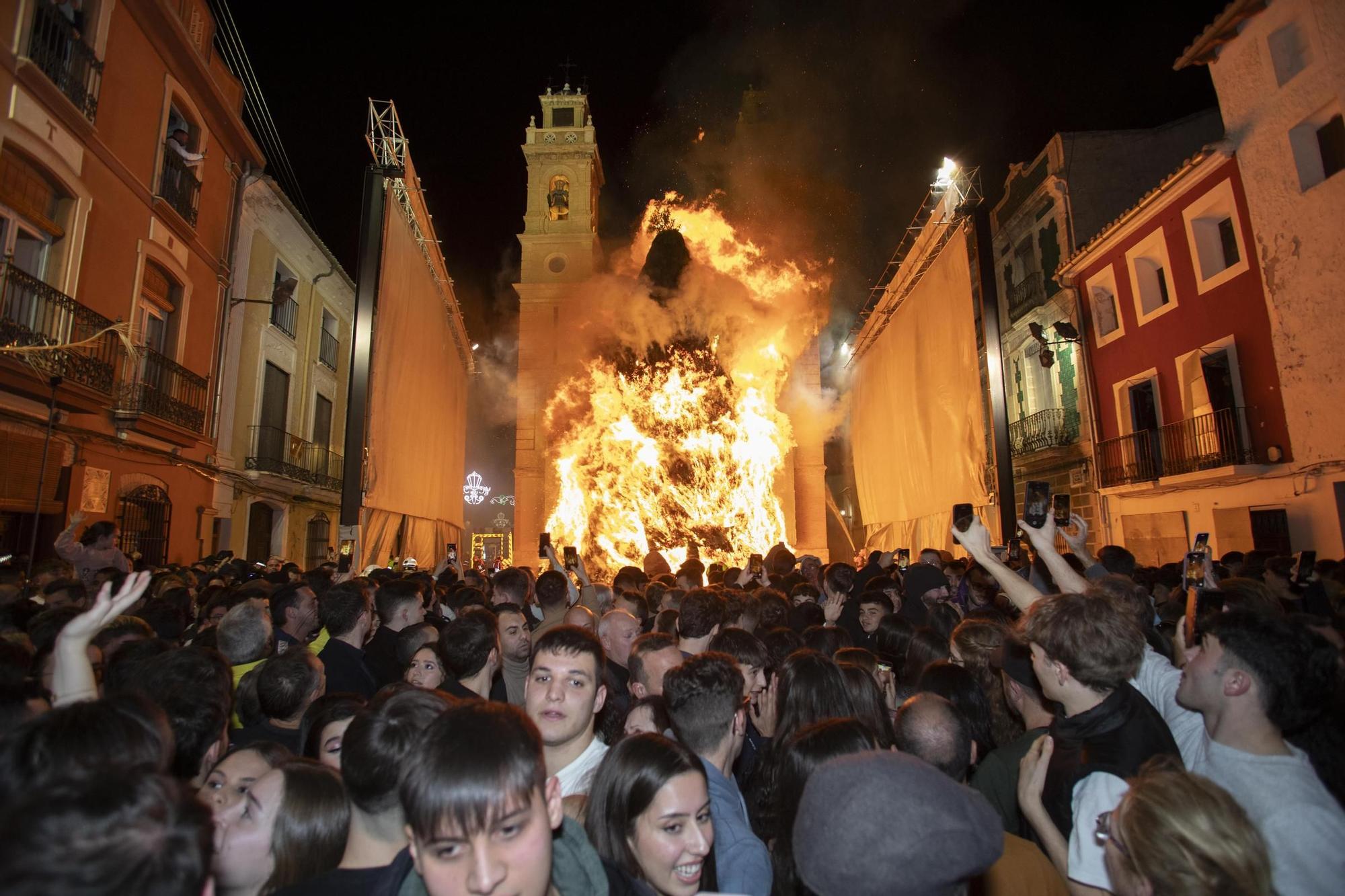 Así ha ardido la monumental "foguera" de Canals
