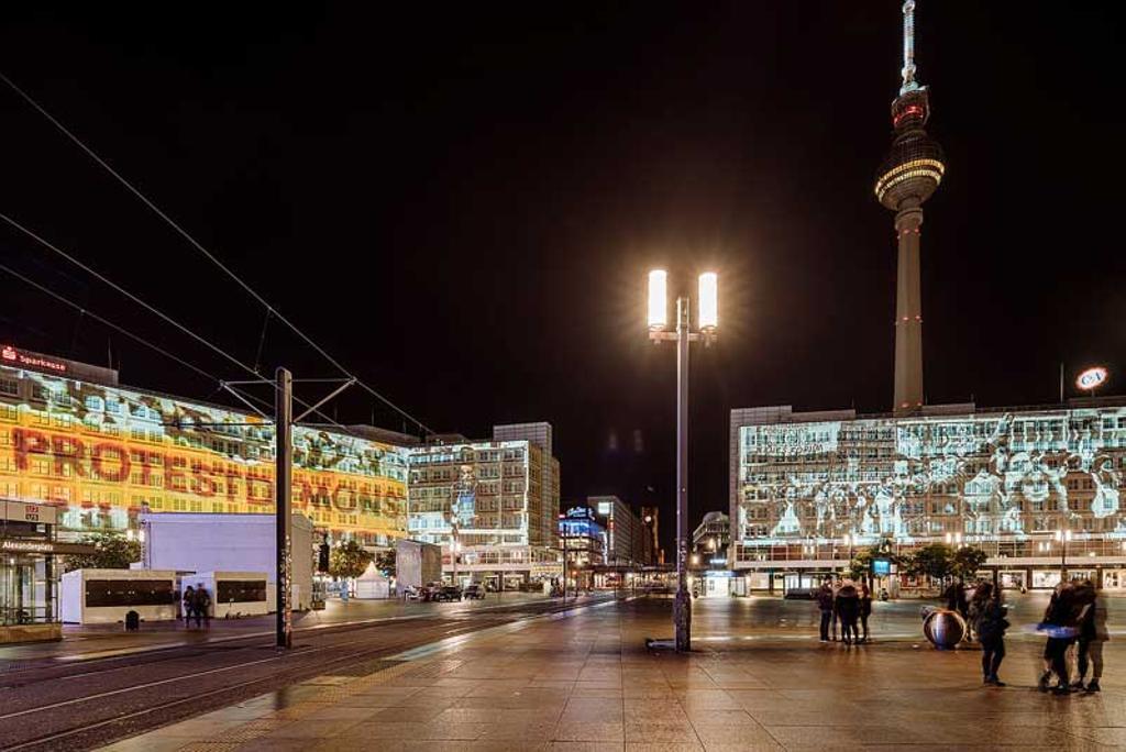Vídeo proyección en la célebre Alexander Platz, el centro del antiguo Berlín Este