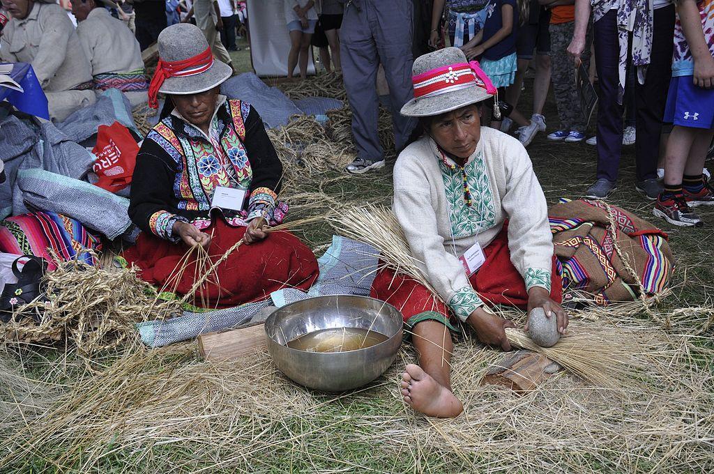 Cada año mujeres y niños recolectan materiales para la nueva construcción.