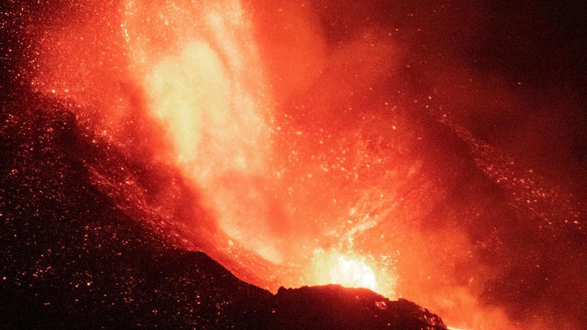 La lava amenaza con atravesar el barrio de La Laguna.