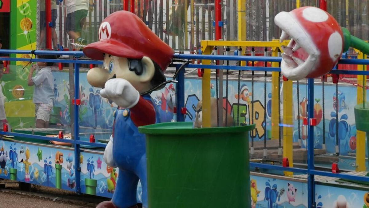 Mario Bros, atado a la atracción con un candando.