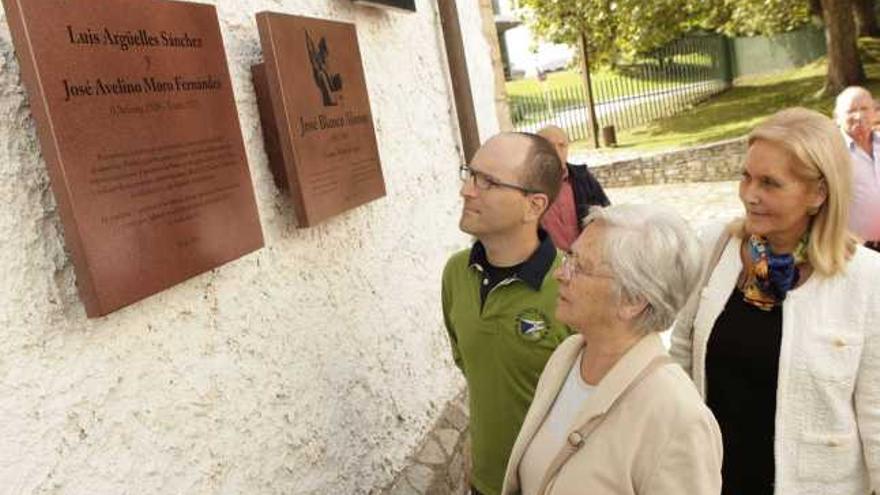 Luis Argüelles, Maribel Trabanco e Isabel Moro, ayer, leyendo la placa en recuerdo de sus familiares.