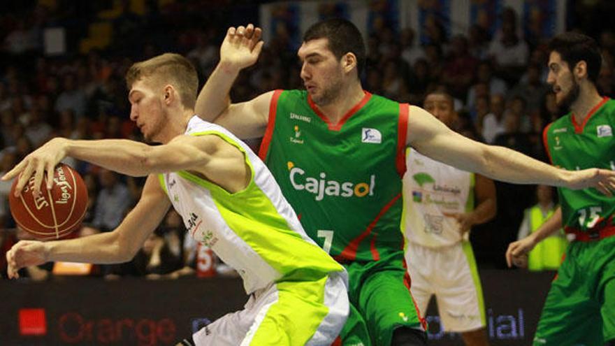 El Unicaja venció con contundencia la pasada temporada en su visita a San Pablo, 65-85. En la imagen, Domantas Sabonis bota el balón.