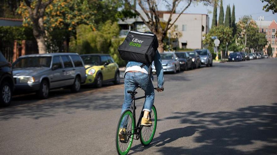 Un rider de Uber Eats.