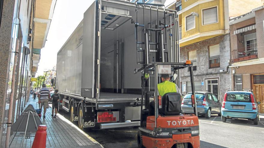 Un operario realizando una actividad de carga y descarga en una calle de la localidad ilicitana.