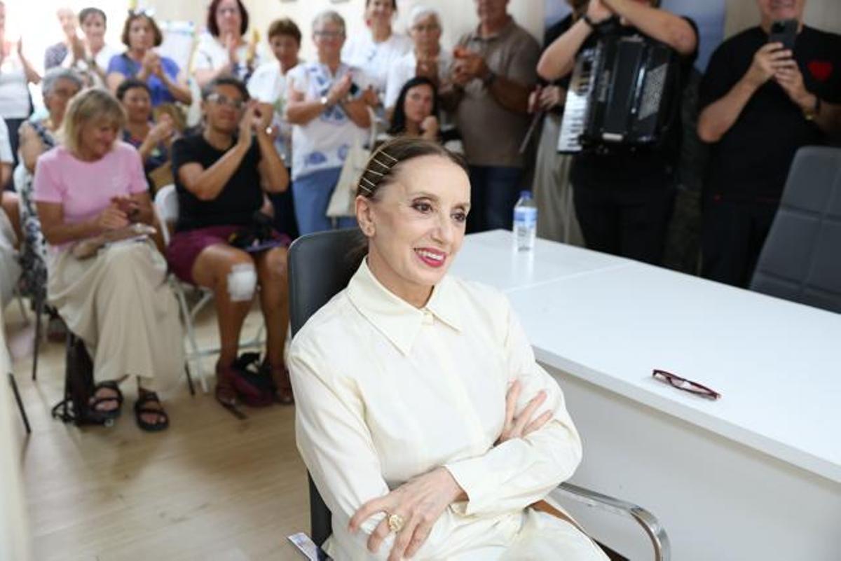 Luz Casal na sesión plenaria na que foi distinguida como Filla Adoptiva de Camariñas.