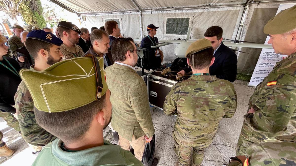 Militares de distintas unidades de Tierra, en el encuentro celebrado en El Goloso con diseñadores, ingenieros y fabricantes de drones de guerra.