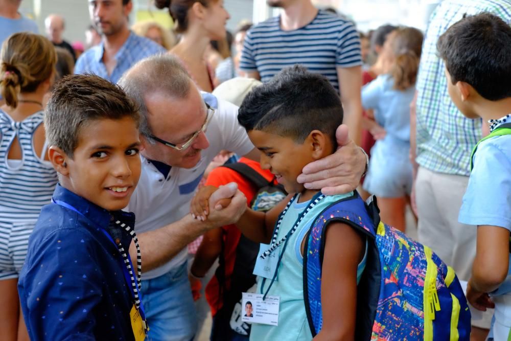 Los 60 niños saharauis que han pasado el verano en la provincia con el programa "Vacaciones en paz" regresaron ayer a los campamentos de refugiados de Tinduf (Argelia)