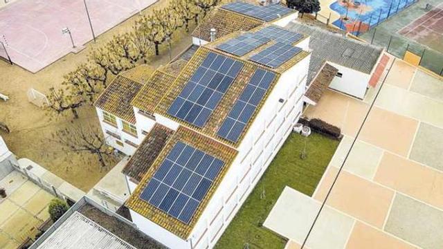 Imatge aèria de la instal·lació fotovoltaica col·lectiva a l'escola de Cornellà del Terri