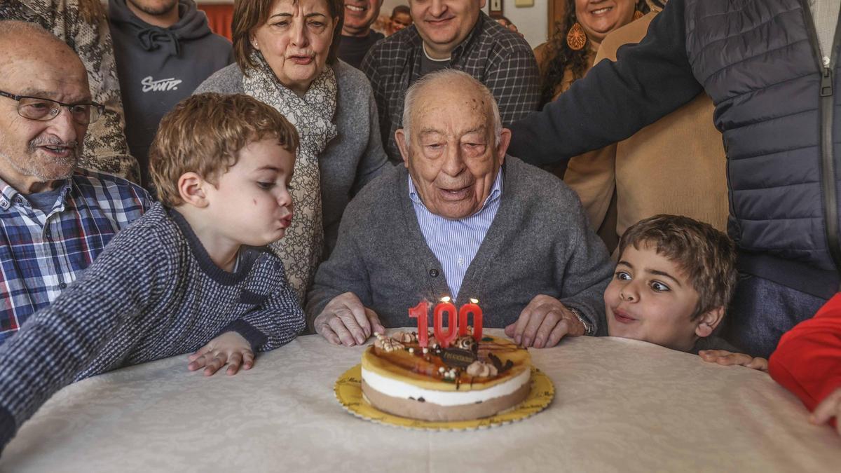 El alicantino Jacinto Martínez cumple 100 años rodeado de su familia