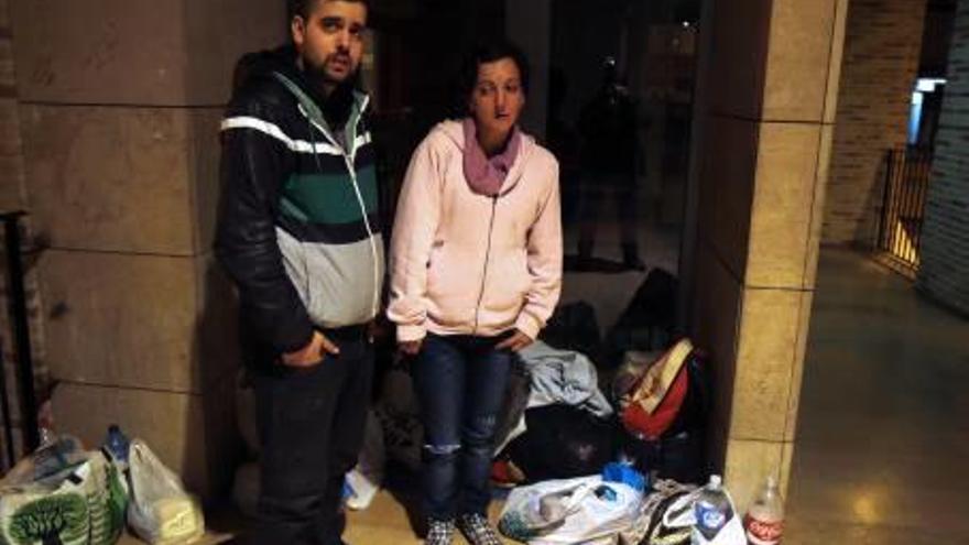 Los vecinos reclaman una solución para la pareja que vive en la calle en Alzira