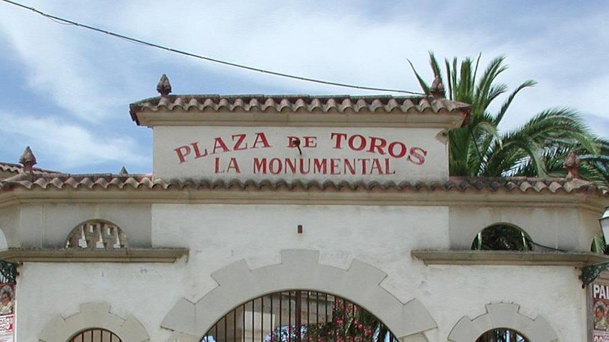 Entrada de la plaza de toros La Monumental de Muro.