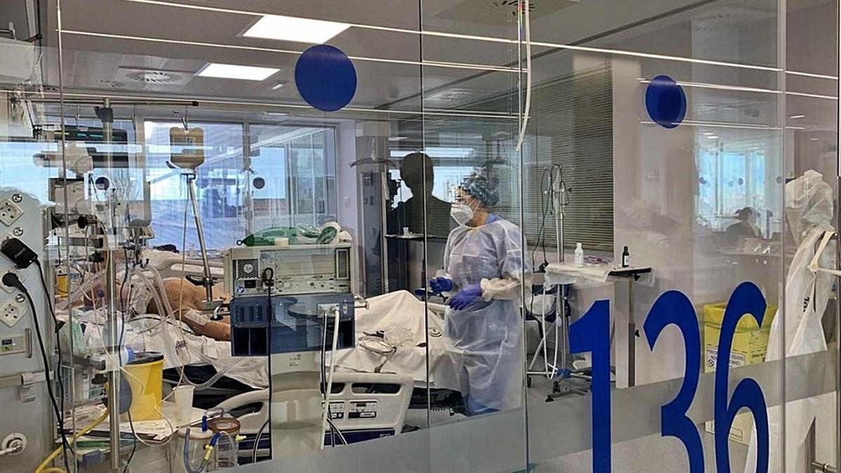 Sanitarios atienden a pacientes en la UCI del Hospital Clínico. | L.O.