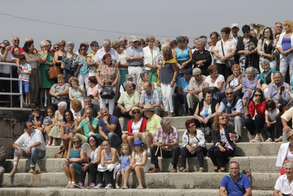 Meira se vuelva en la ofrenda a los marineros