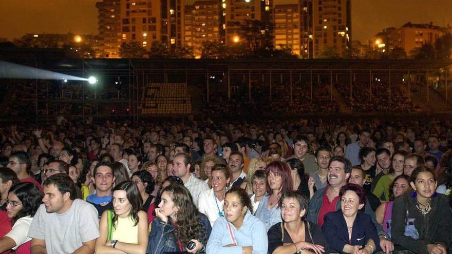 Público en las pistas de San Lázaro, durante un concierto de &quot;Café Quijano&quot; en 2004.