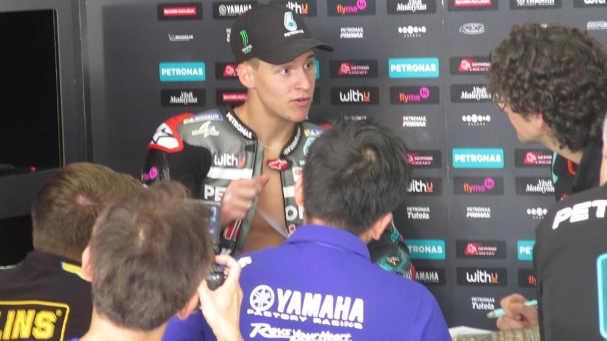 El francés Fabio Quartararo, con su equipo técnico, en Sepang (Malasia).