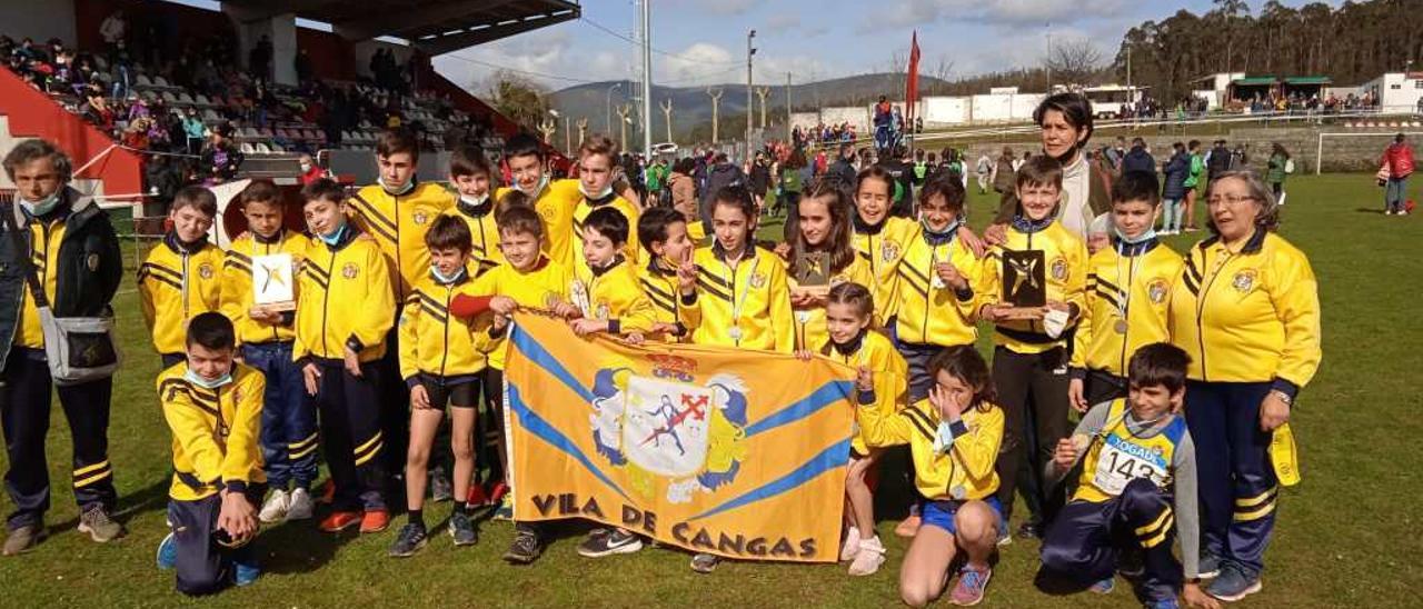 Deportistas del Vila de Cangas en el Campeonato Gallego de Cross.