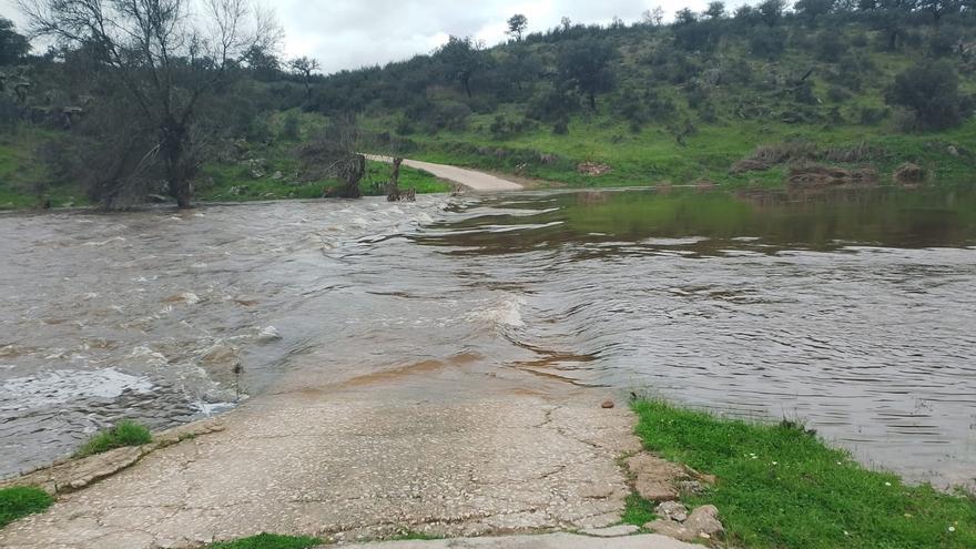 La crecida del Salor vuelve a dejar aislados a los vecinos cacereños de Cuartos del Baño