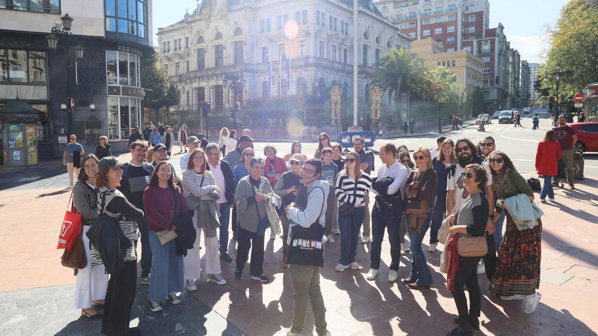 Un grupo de turistas en el centro de Oviedo el pasado octubre.