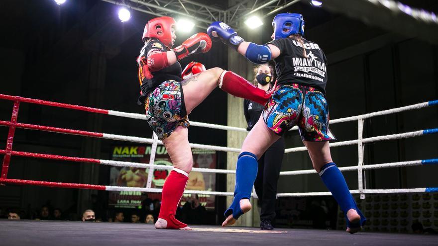 Una pela de muay thai femenino en la velada Nak 8 Muay.