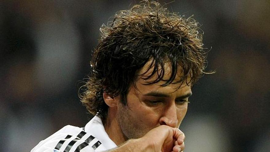 El delantero del Real Madrid Raúl González celebra uno de sus dos goles ante el Sporting de Gijón durante el partido correspondiente a la cuarta jornada de liga de Primera División que enfrenta esta noche a ambos equipos en el estadio Santiago Bernabéu.