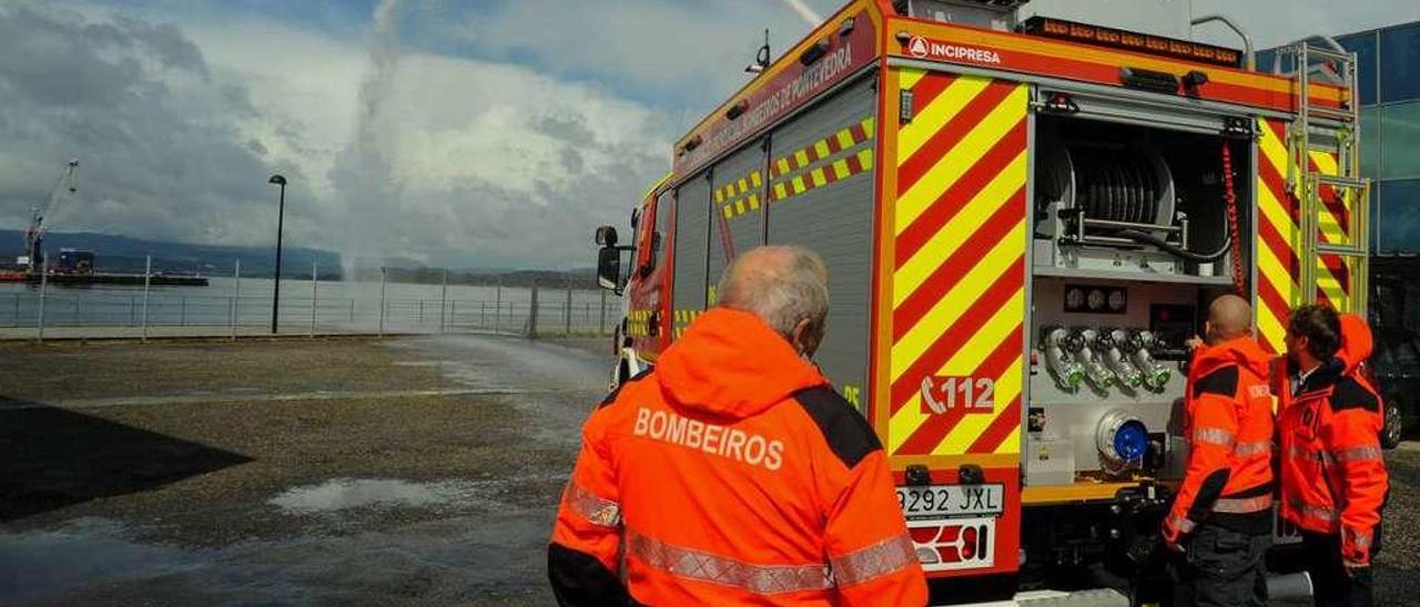 Una dotación de los bomberos prueba un camión adquirido este año. // Iñaki Abella