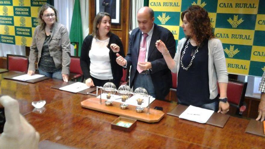 Sorteo de puestos de la Feria del Ajo 2015, en Caja Rural