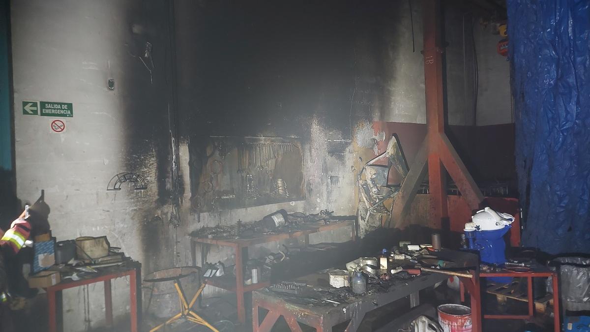 El incendio ocurrió en la zona de taller de la nave