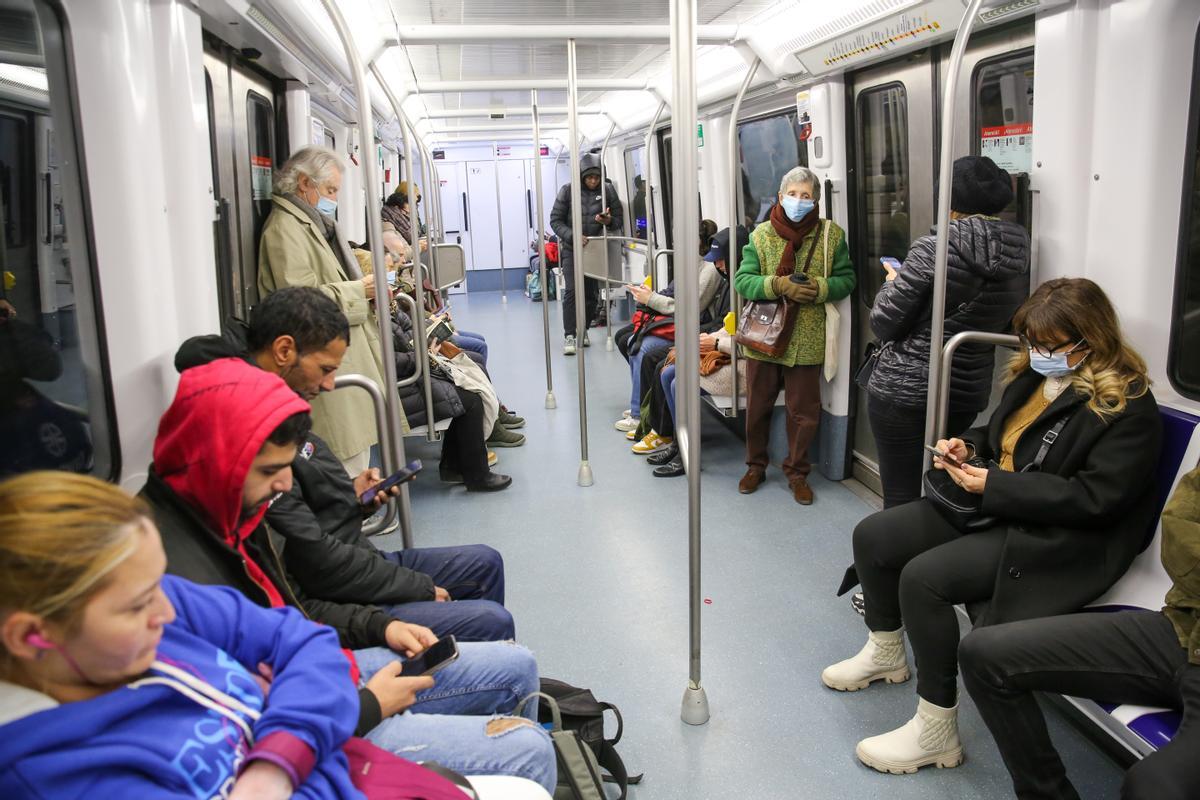 Último día de la mascarilla obligatoria en el transporte público