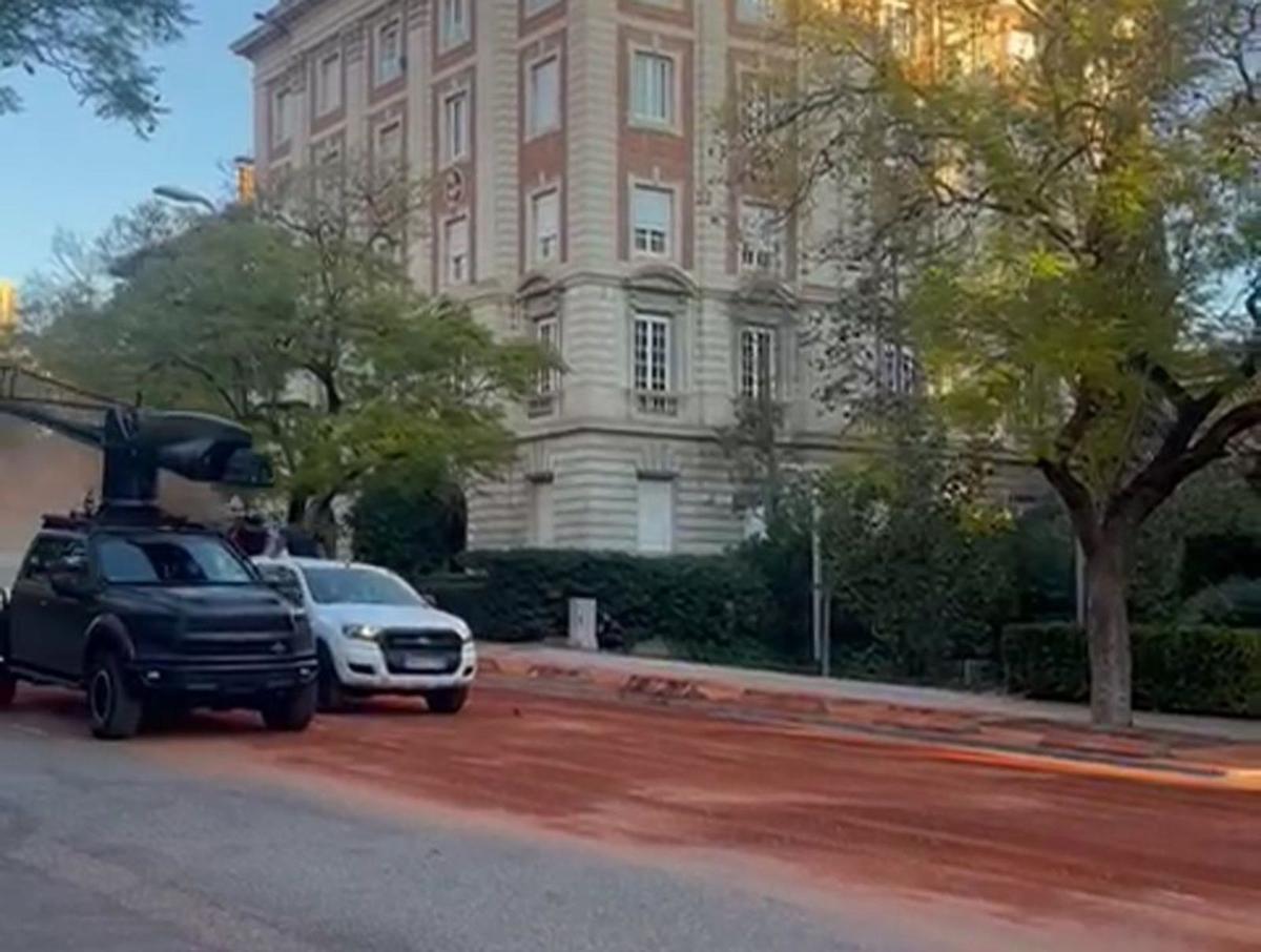 Queixes en un carrer convertit en pista de Roland Garros per a un rodatge