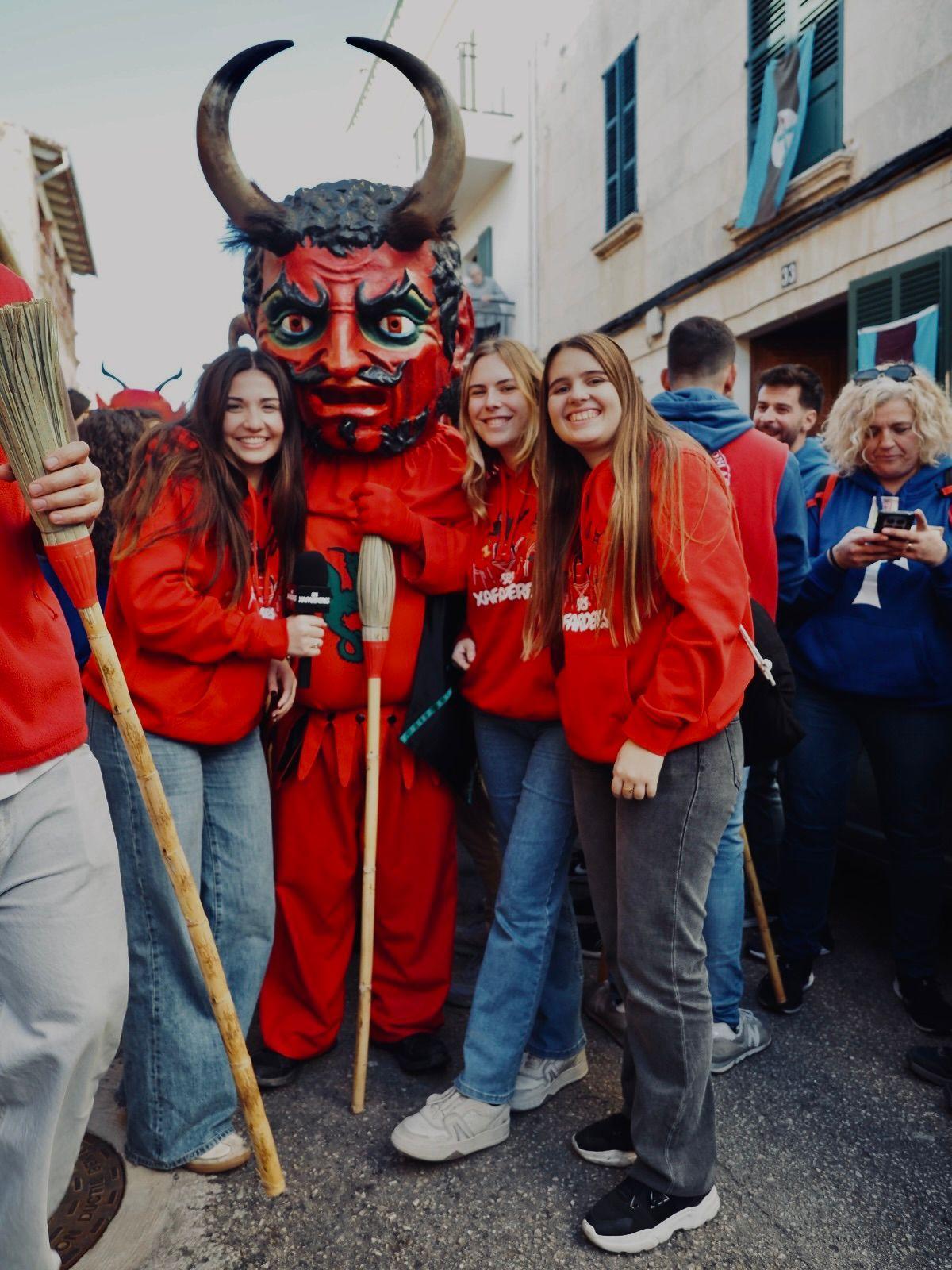 Neus, Maria i Marta, conegudes com Ses Xafarderes.