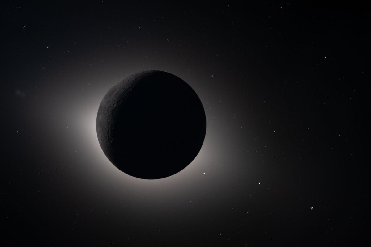 Fotografia cedida per la NASA d’una imatge presa pels membres de la tripulació de la missió Artemis II el 6 d’abril de 2026, que mostra la Lluna eclipsant completament el Sol