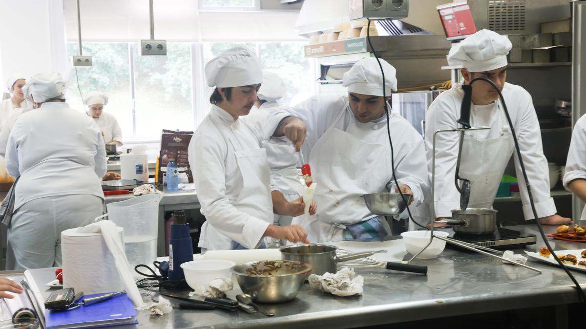 Alumnos de un grado de formación profesional en cocina, en una imagen de archivo.